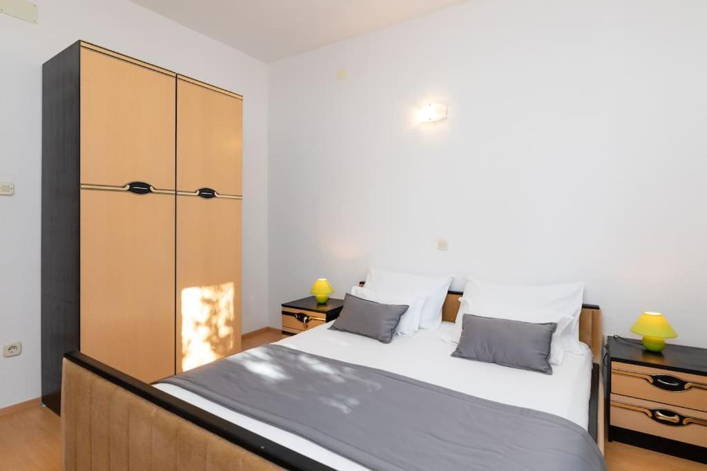 Bento Apartment - Best View On Town And Sea Pucisca Exterior photo
